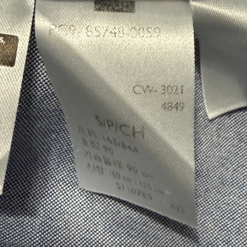 ⸻

Levi’s Button-Down Shirt - Picture 15 of 15